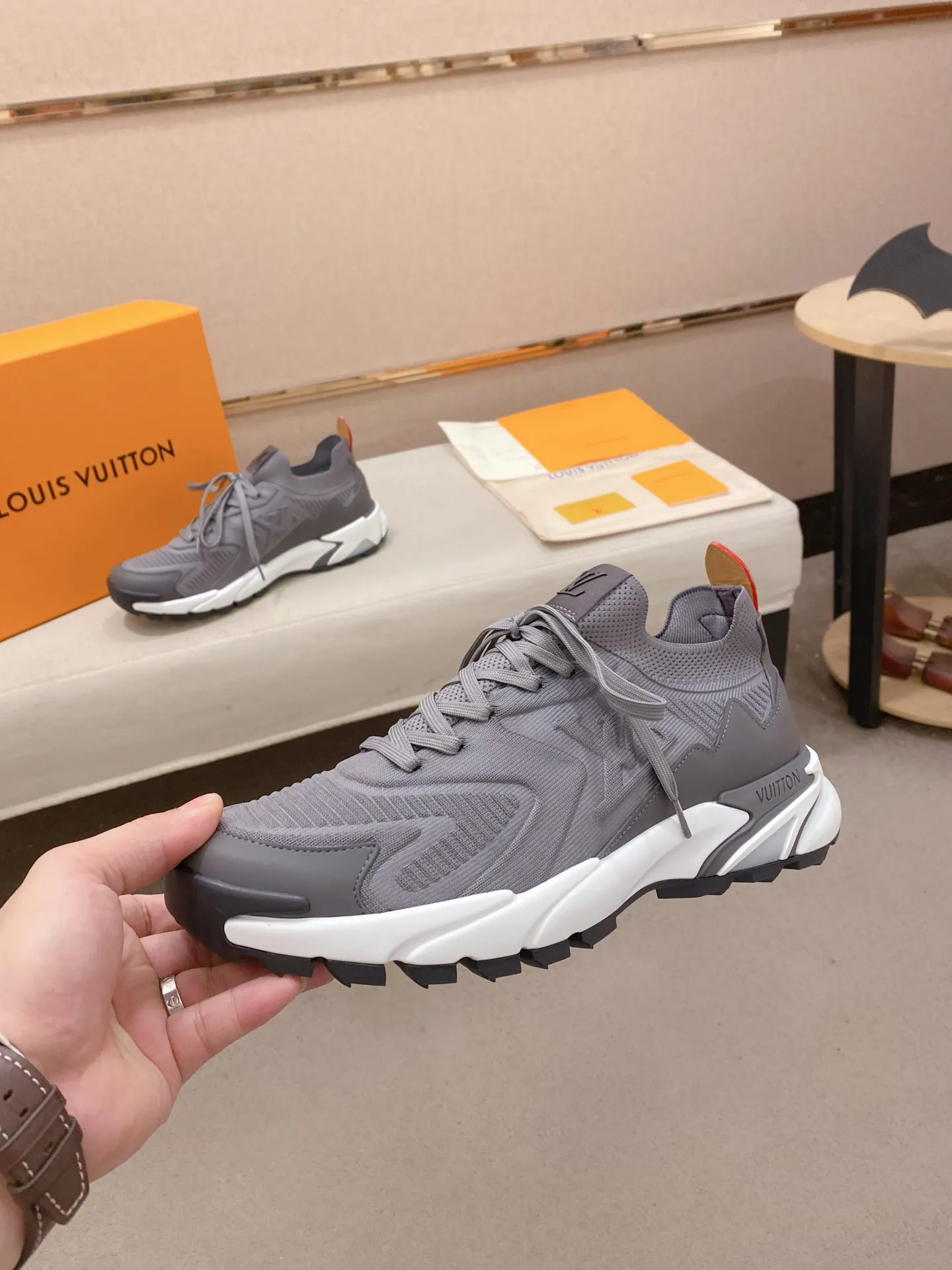 Men's Men's Shoes💰: 620💰The high version of the LV Runner Tatic sneakers are made of a whole piece of technical knitting to create an easy-to-take-on design, and are trimmed with cow leather to outline the upper. The LV logo on the side creates a dynamic feel among the textures, and the leather back strap is shaped like the handle fasteners in the Louis Vuitton leather goods collection. Mixed materials Laces Louis Vuitton accents Rubber outsole with Vuitton logo Size 39-44 Customizable 38.45.46